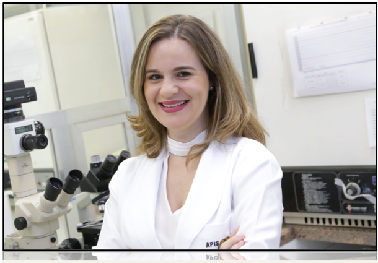 Dra. Andresa A. Berretta - é Farmacêutica Responsável pela Apis Flora, onde exerce também a função de Gerente de Pesquisa, Desenvolvimento e Inovação. É farmacêutica, com mestrado, doutorado e pós-doutorado na Faculdade de Ciências Farmacêuticas de Ribeirão Preto, da Universidade de São Paulo - FCFRP/USP. Atualmente, também exerce a função de vice-presidente da ABEMEL.